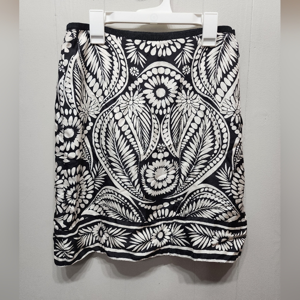 Banana Republic Silk Skirt Size 0 Black White Floral Office B814